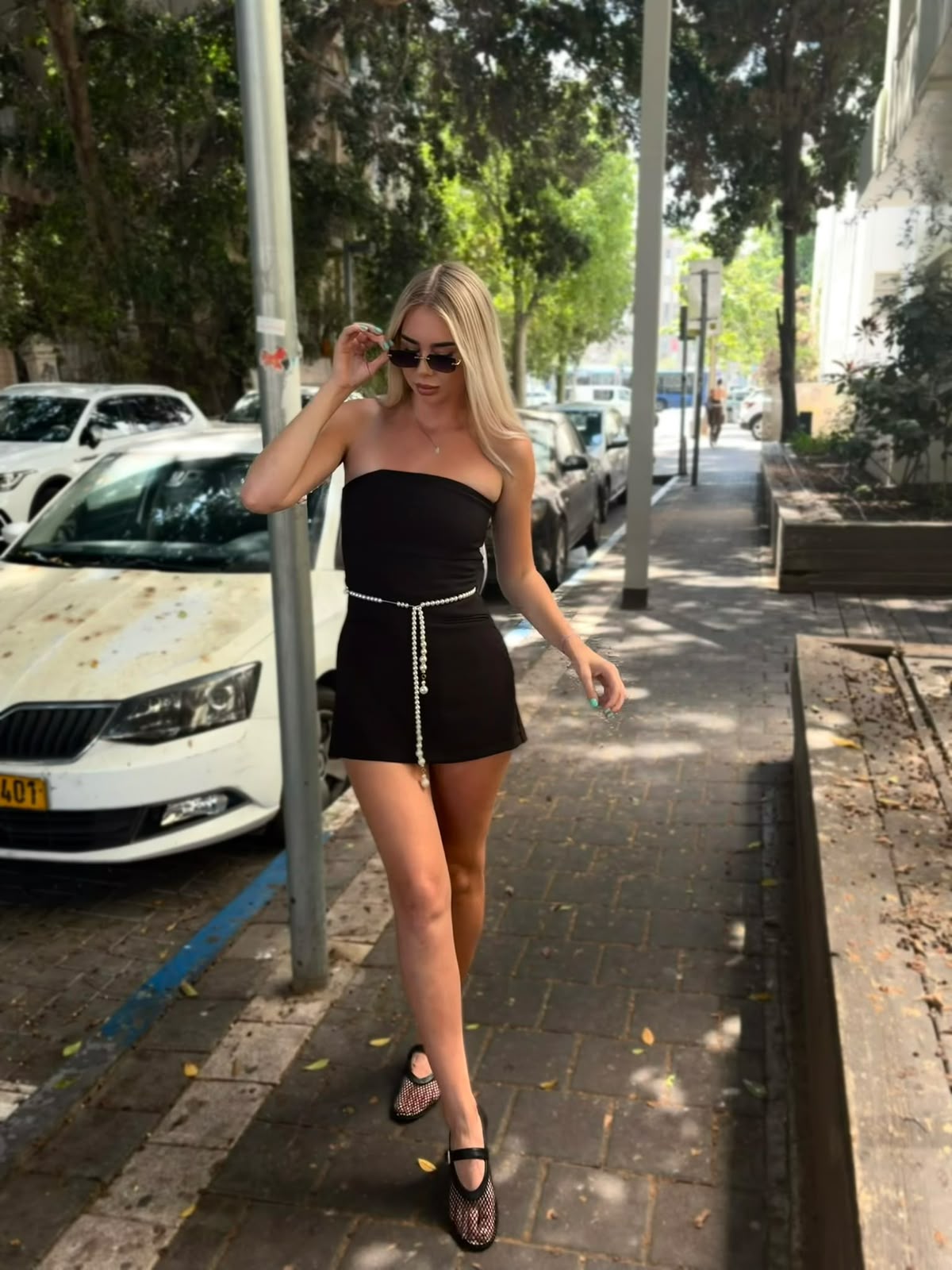 בתל אביב- בחורה אלוהית בלונדינית