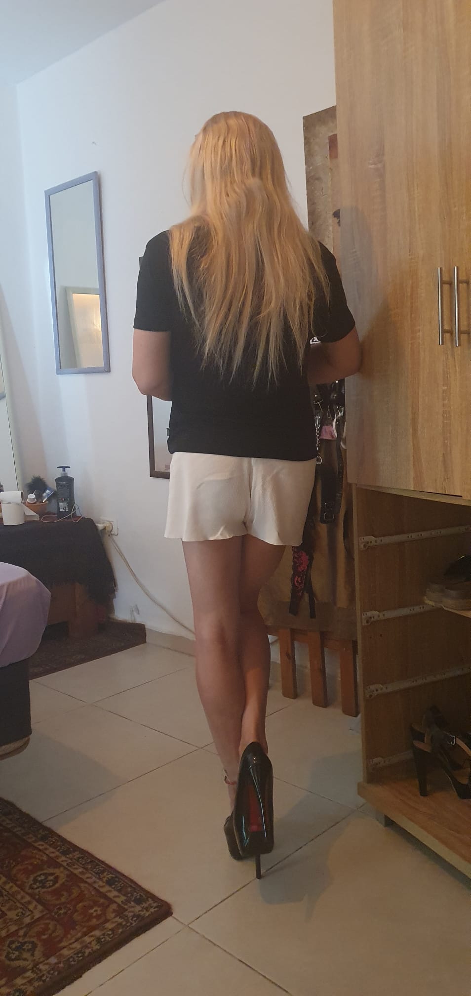 בתל אביב – בחורה מלהיבה